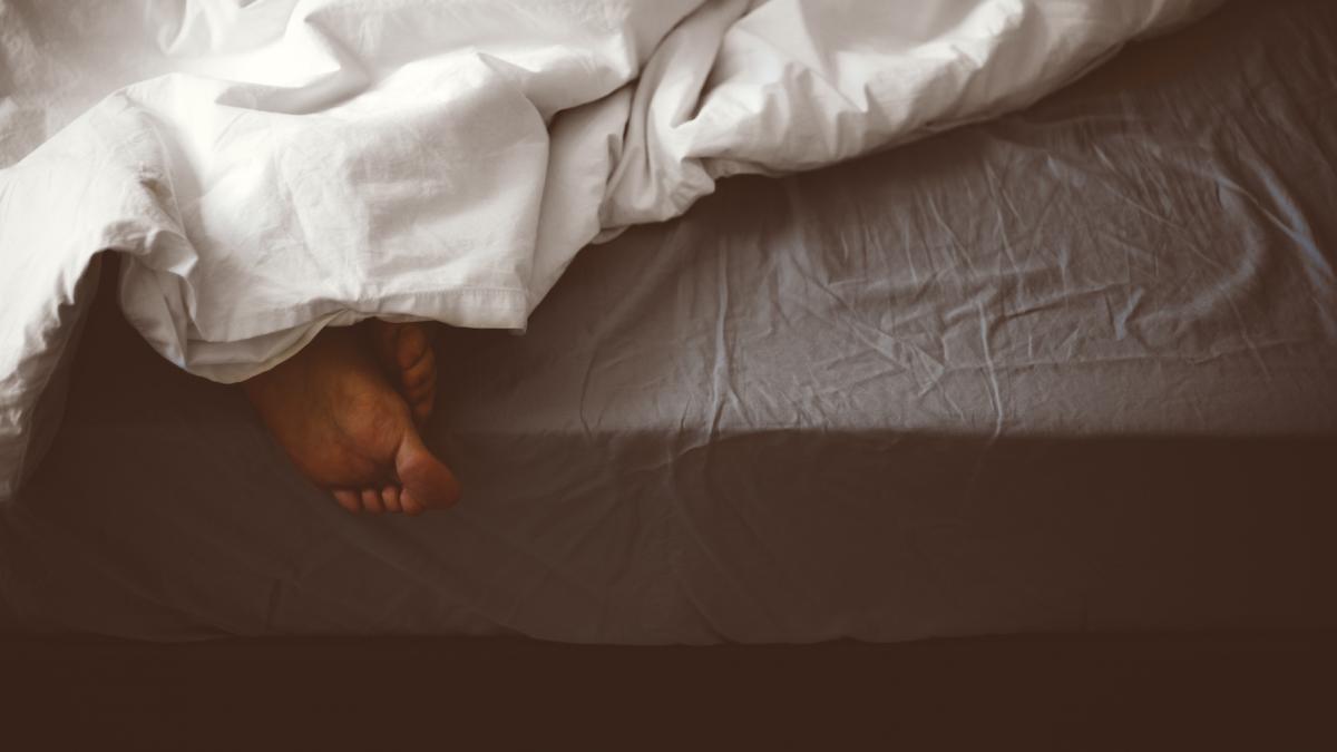 o femeie aflata in vacanta a descoperit un barbat strain ascuns sub patul din camera de hotel doi ochi negri ma priveau in intuneric