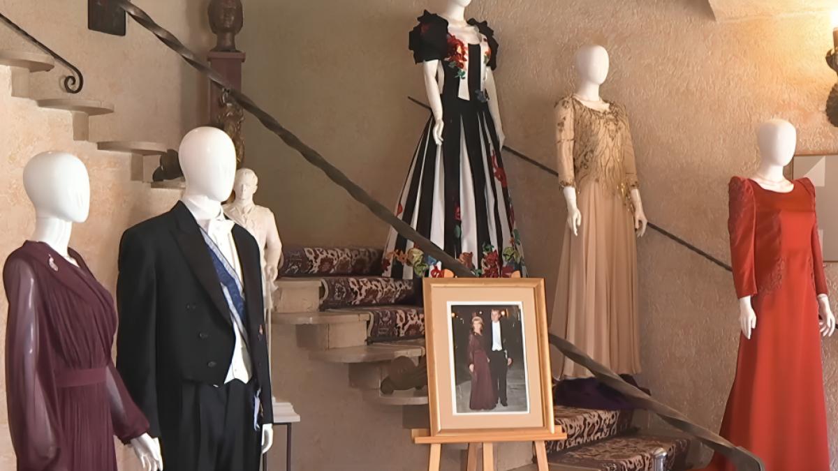 s a deschis expozitia regala de la palatul elisabeta vizitatorii pot vedea printre altele masini clasice si imbracamintea regala