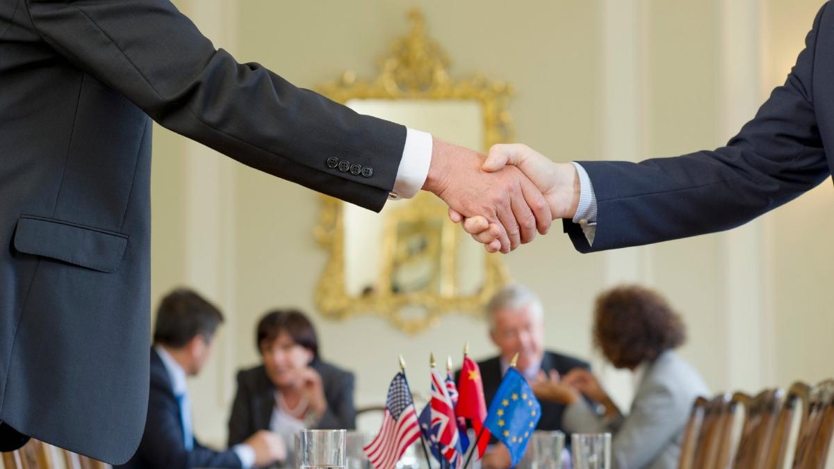 un barbat a condus o ambasada falsa acesta se dadea drept reprezentant al unor state care nu exista precum seborga sau westarctica