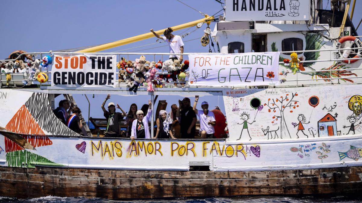 un vas cu ajutor umanitar se indreapta spre gaza in ciuda blocadei echipajul spune ca va face greva foamei daca vasul e interceptat