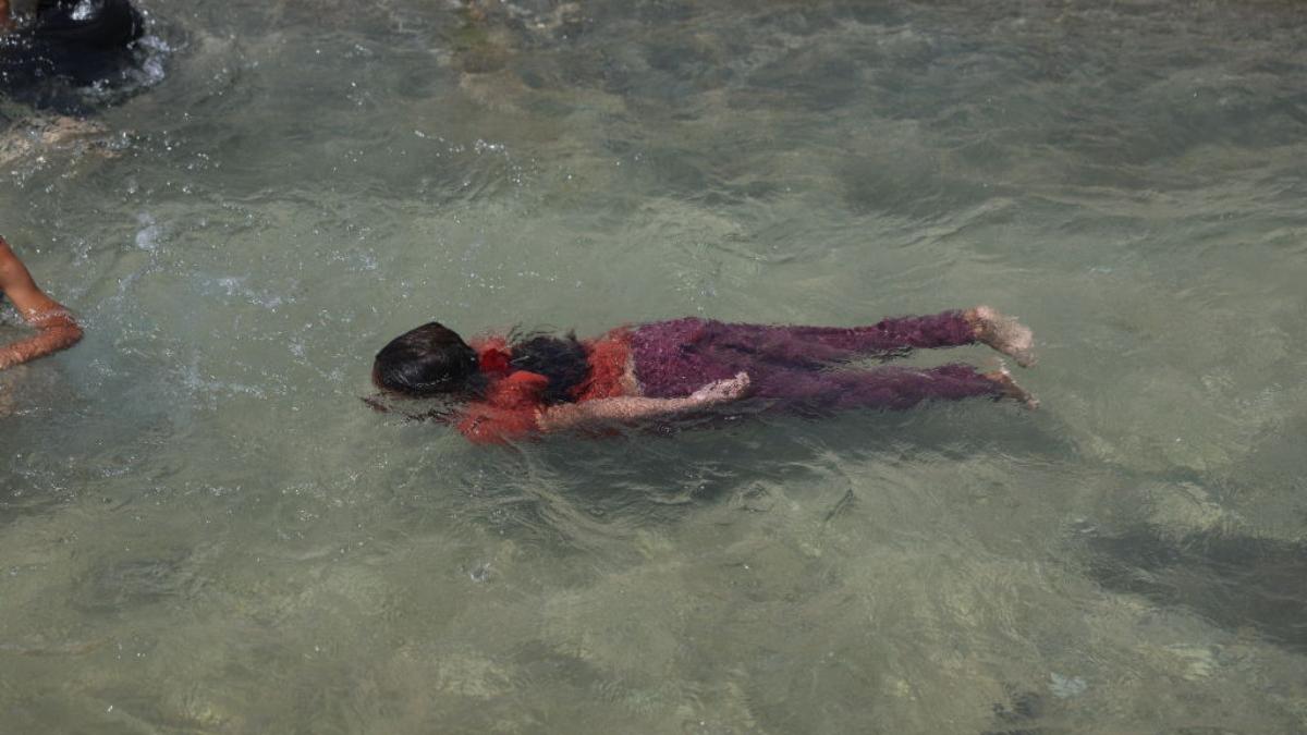 zeci de copii au inotat prin ceata din maroc catre exclava ceuta