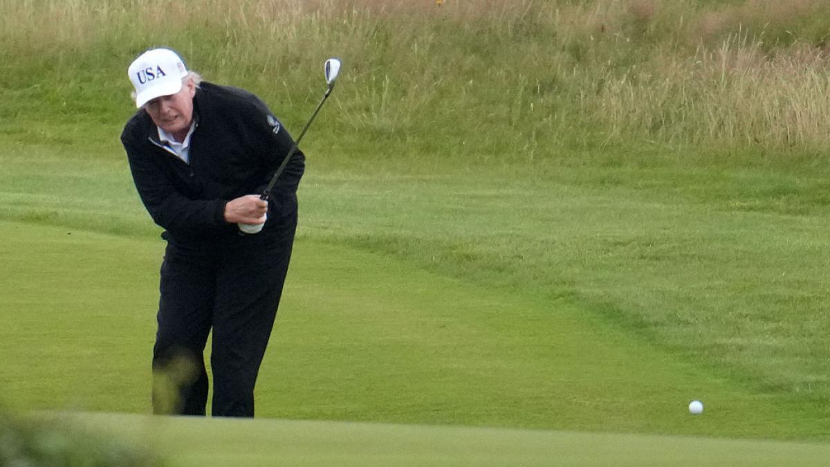 donald trump joaca golf in scotia cu cateva ore inainte de intalnirea cu ursul von der leyen pentru tarife