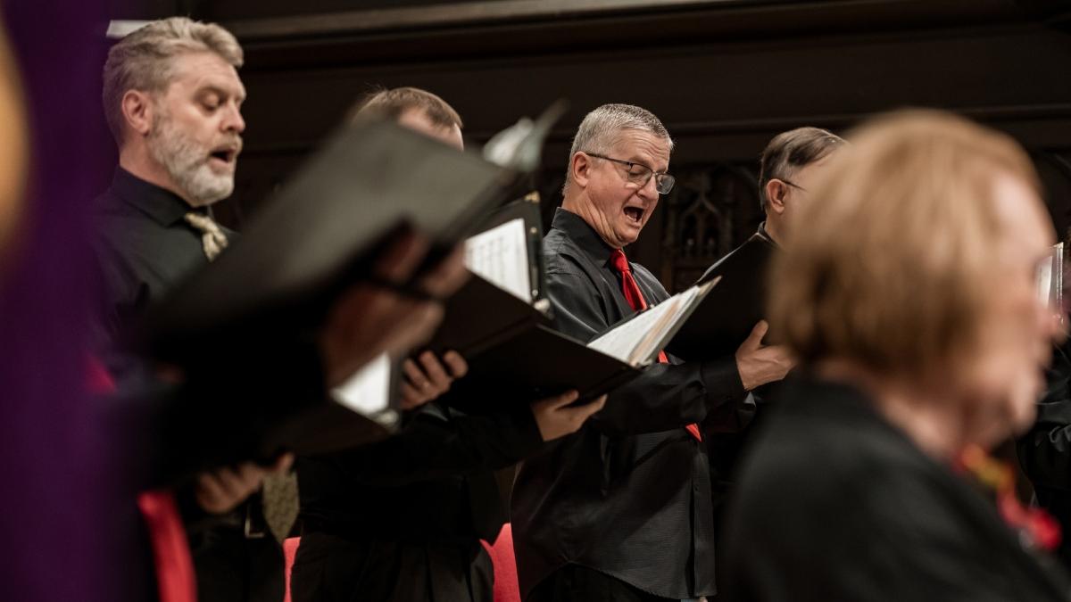 un episcop din londra a aparut descult si imbracat intr un halat alb in timp ce intrerupe un concert bisericesc sunteti in casa mea