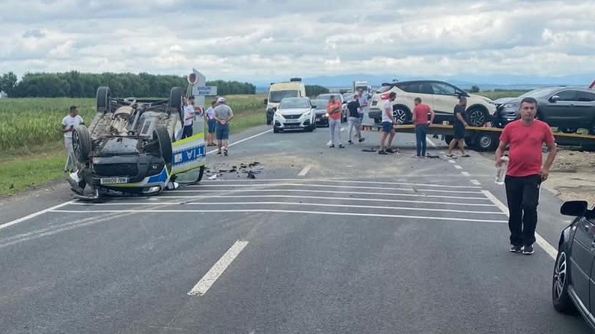 accident grav in timis o masina de politie s a rasturnat in timpul unei misiuni dupa ce soferul din fata a franat brusc