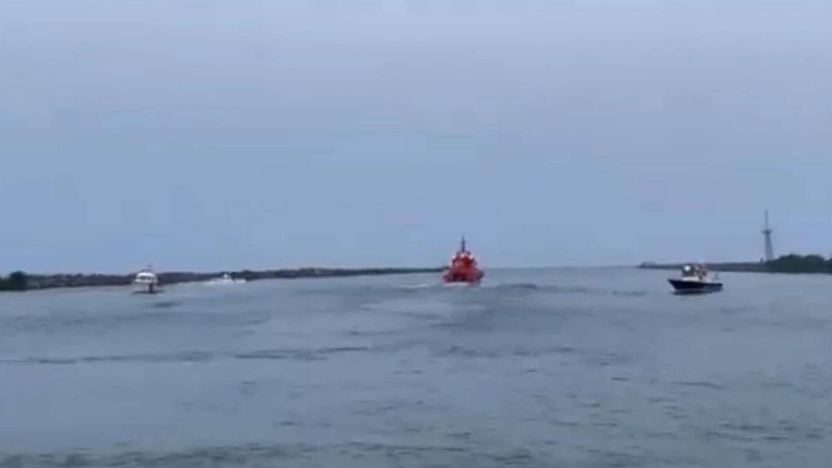 accident pe dunare la sulina o barca cu turisti s a rasturnat in apa la varsarea in marea neagra un om s ar fi inecat