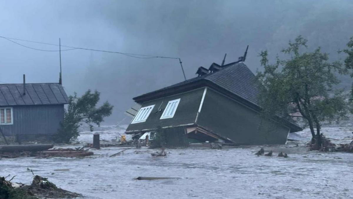 al doilea mort dupa inundatiile din suceava pompierii au scos cu un buldoexcavator o femeie de 85 de ani din albia raului bistrita