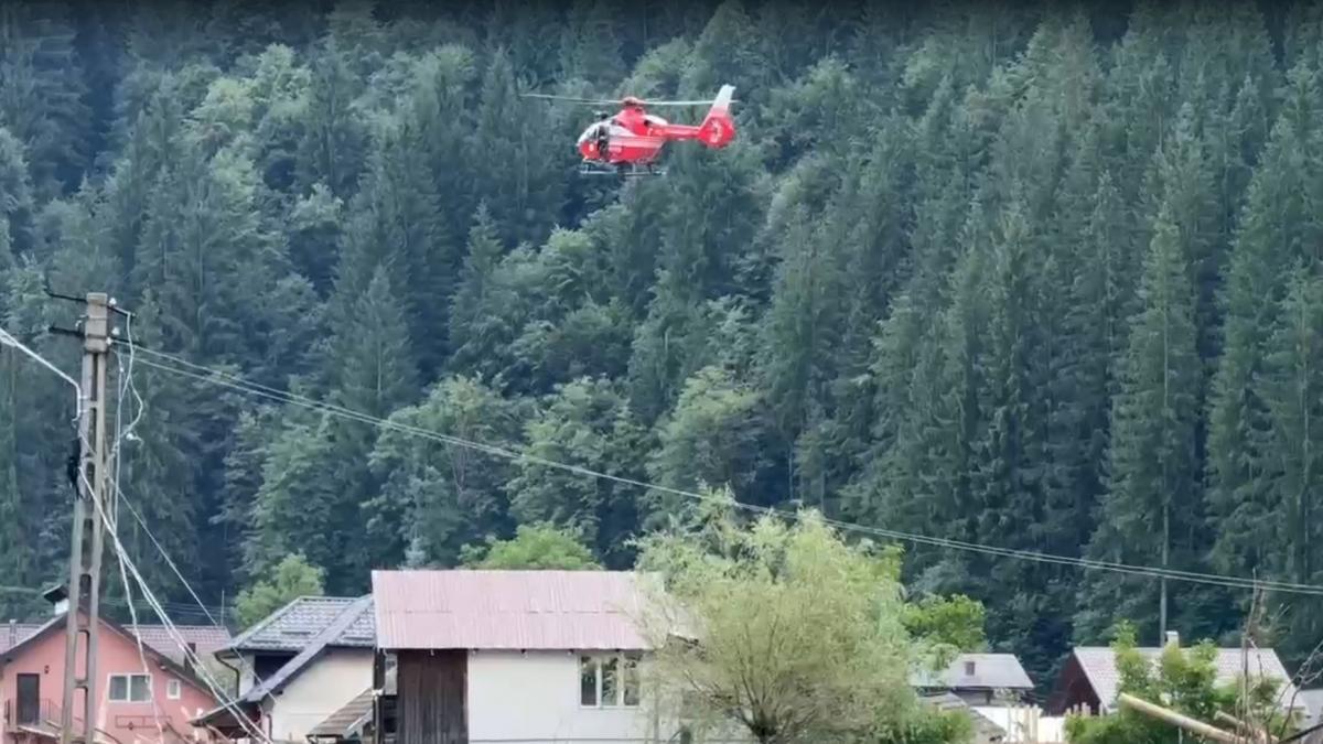 arafat oamenii sunt salvati din poduri sau de pe acoperisul caselor incercam sa evacuam inainte de o noua viitura