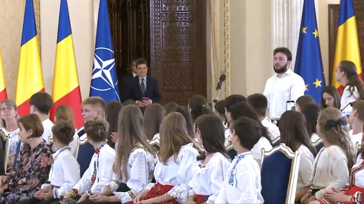 copiii din diaspora l au vizitat pe nicusor dan la cotroceni l au intrebat cu ce se ocupa ce le a raspuns