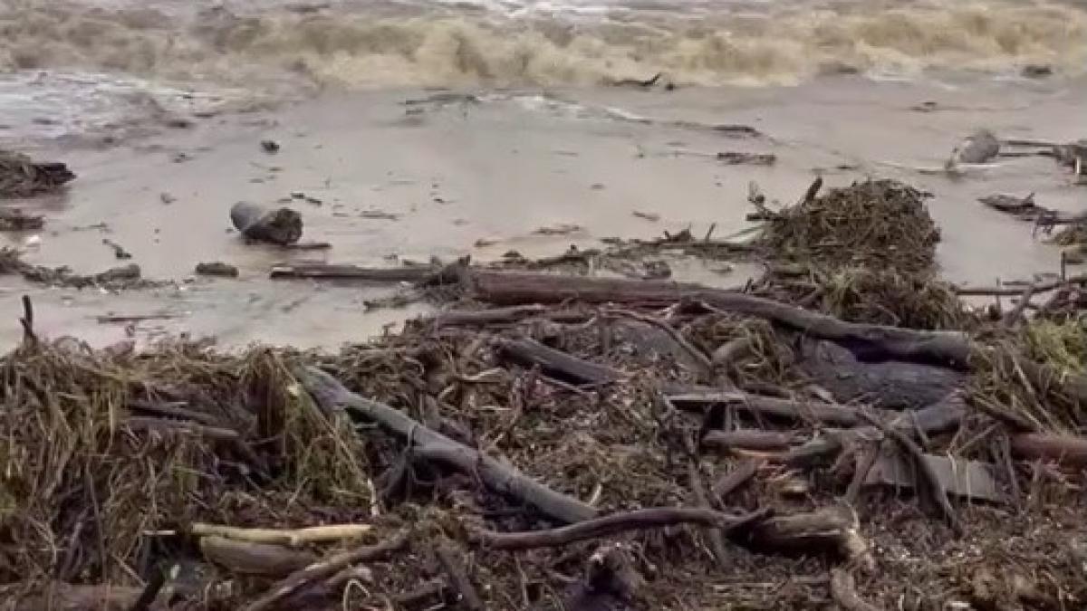 doua drumuri blocate si gospodarii afectate de viituri intr o comuna din judetul harghita