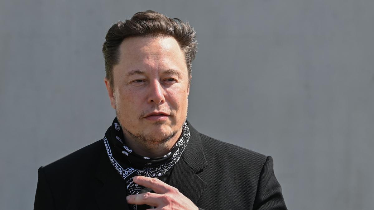 elon musk anunta un mega acord de 16 5 miliarde de dolari prin care samsung va fabrica semiconductori pentru tesla
