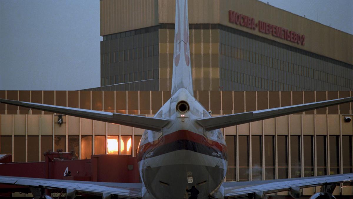 haos pe unul dintre marile aeroporturi din rusia zeci de curse anulate oameni trimisi acasa hackerii belarusi au transmis un mesaj