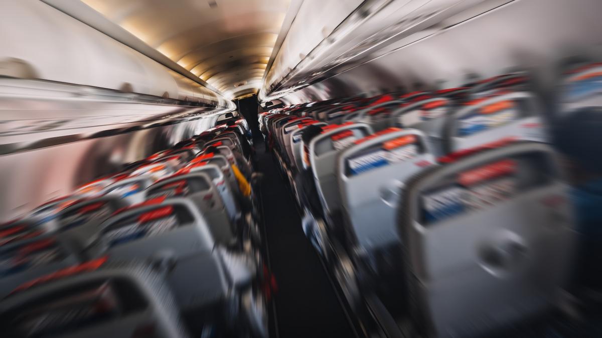 tipetele erau ingrozitoare un avion de pasageri a plonjat brusc in aer ca sa evite o coliziune cu un avion militar