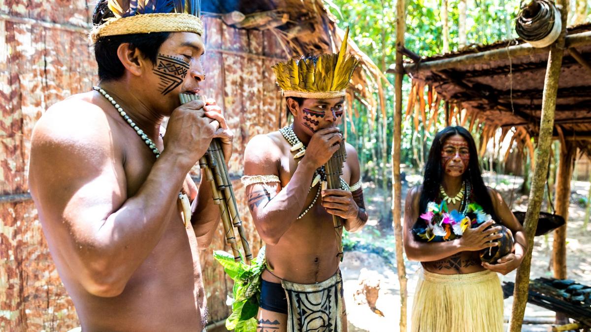 misionarii folosesc dispozitive audio solare pentru a duce mesaje biblice in triburile izolate din brazilia