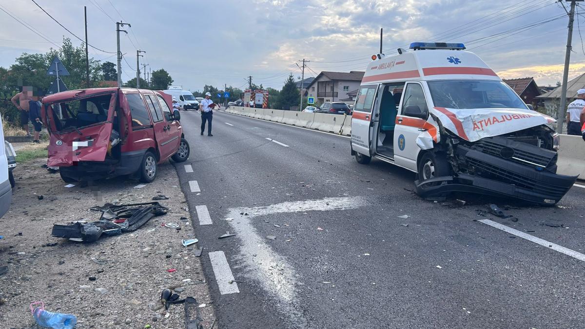 o ambulanta aflata in misiune a fost lovita de o masina care nu i a acordat prioritate doi raniti printre care un copil de 5 ani