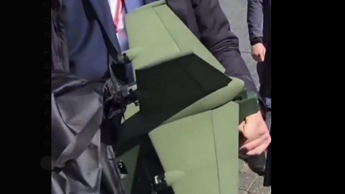 putin a venit la un eveniment cu un dispozitiv verde de mari dimensiuni liderul rus se teme de posibile atacuri ucrainene cu drone