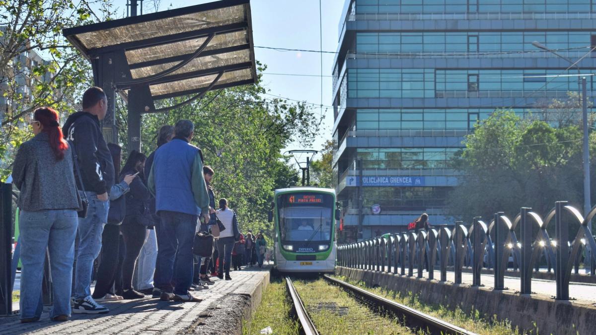 tramvaiul 41 din capitala nu va mai circula linia se suspenda de vineri stb anunta cu ce pot calatori bucurestenii pe acelasi traseu