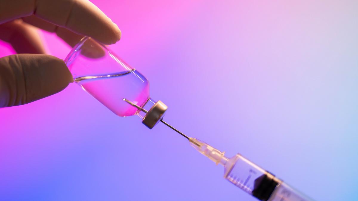 un barbat care nu este doctor cere 20 000 de dolari pentru a injecta clor in celulele canceroase m am trezit cu o durere puternica