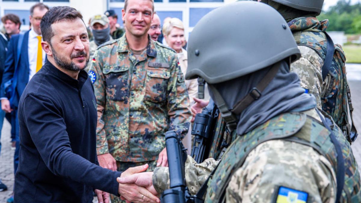 volodimir zelenski a promulgat o lege care le permite barbatilor cu varste de peste 60 de ani sa se inroleze in armata