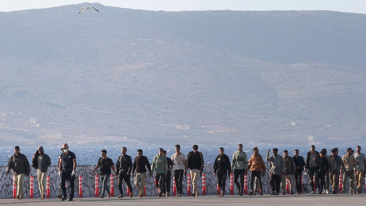 invazia din creta insula preferata de romani este sub asaltul migrantilor am fugit din cauza razboiului nu ma pot intoarce