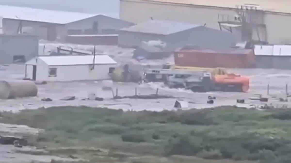 tsunami de 4 metri in rusia in severo kurilsk portul a suferit pagube navele au fost trase in larg