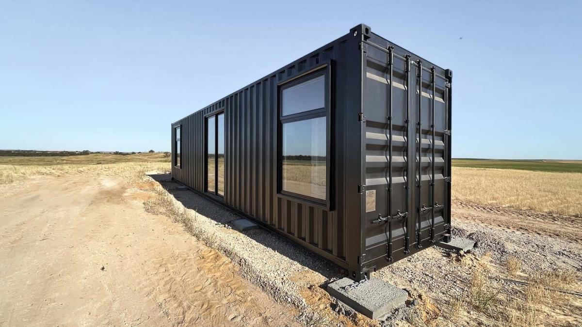 un container a fost transformat in casa cu doua dormitoare iar interiorul este neasteptat de frumos si confortabil