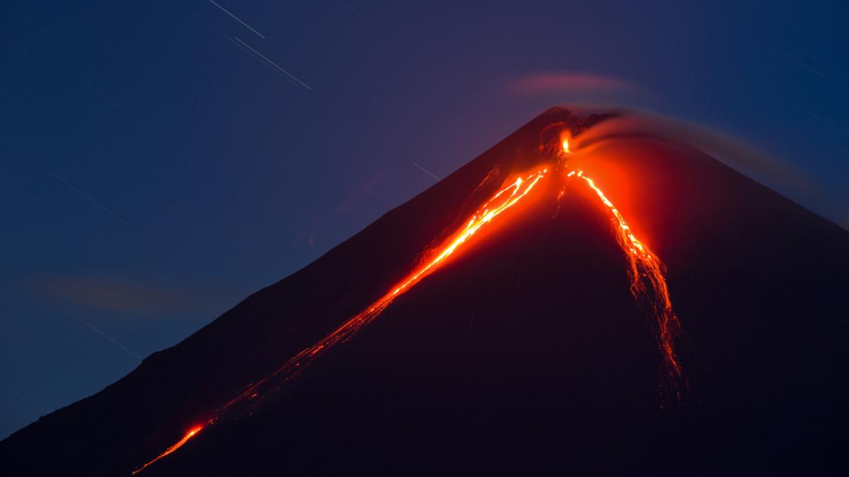 un vulcan din rusia a inceput sa erupa dupa cutremurul de 8 8 din kamceatka ploua cu cenusa in unele zone e cod rosu pentru zboruri