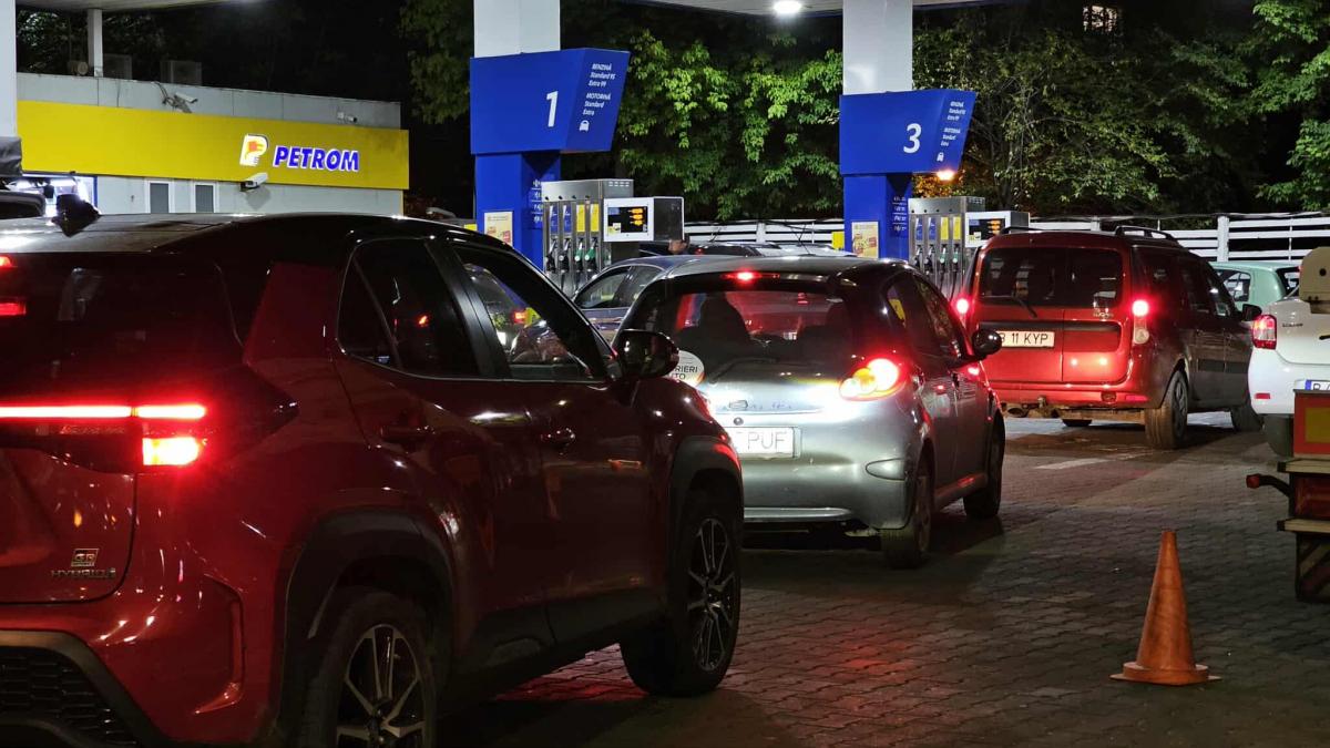 cozi la benzinarii in toata tara inainte de scumpirea carburantilor benzina s a scumpit cu 0 43 lei pe litru