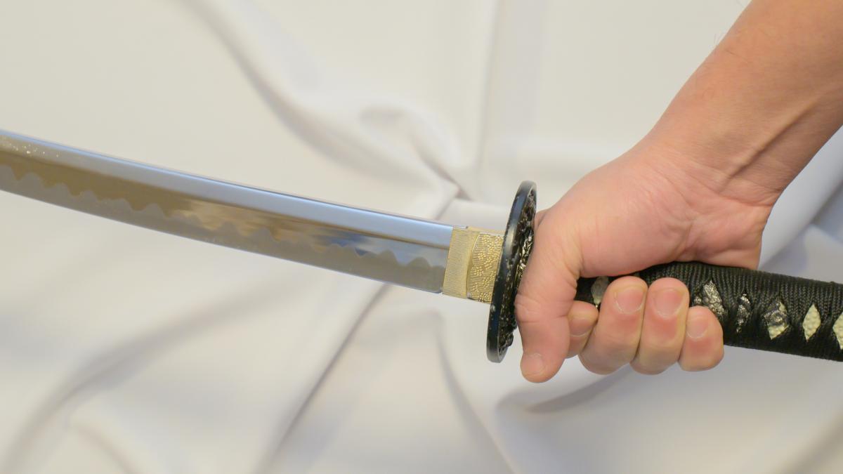 marea britanie interzice importul vanzarea si detinerea de sabii ninja