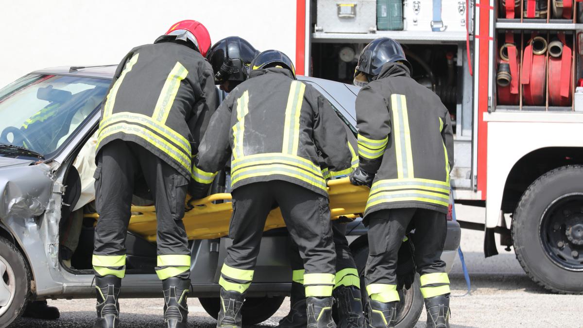 masina unei familii de romani a luat foc pe o autostrada din italia in vehicul se aflau si cele doua fiice minore