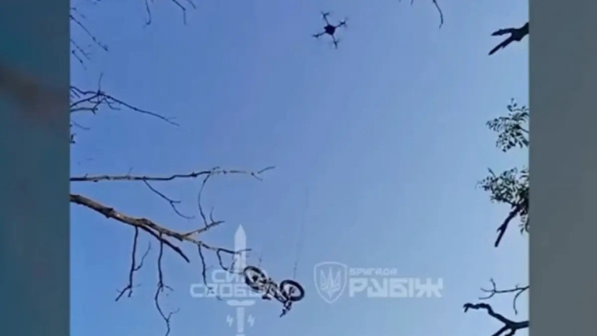 scene ca in filme pe frontul din ucraina o drona ii livreaza o bicicleta unui soldat ranit si incercuit de rusi ca sa se poata salva