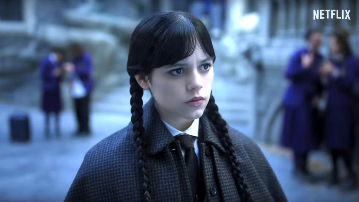 10 seriale de neratat in august ce noutati apar luna aceasta un nou sezon wednesday si primul serial alien