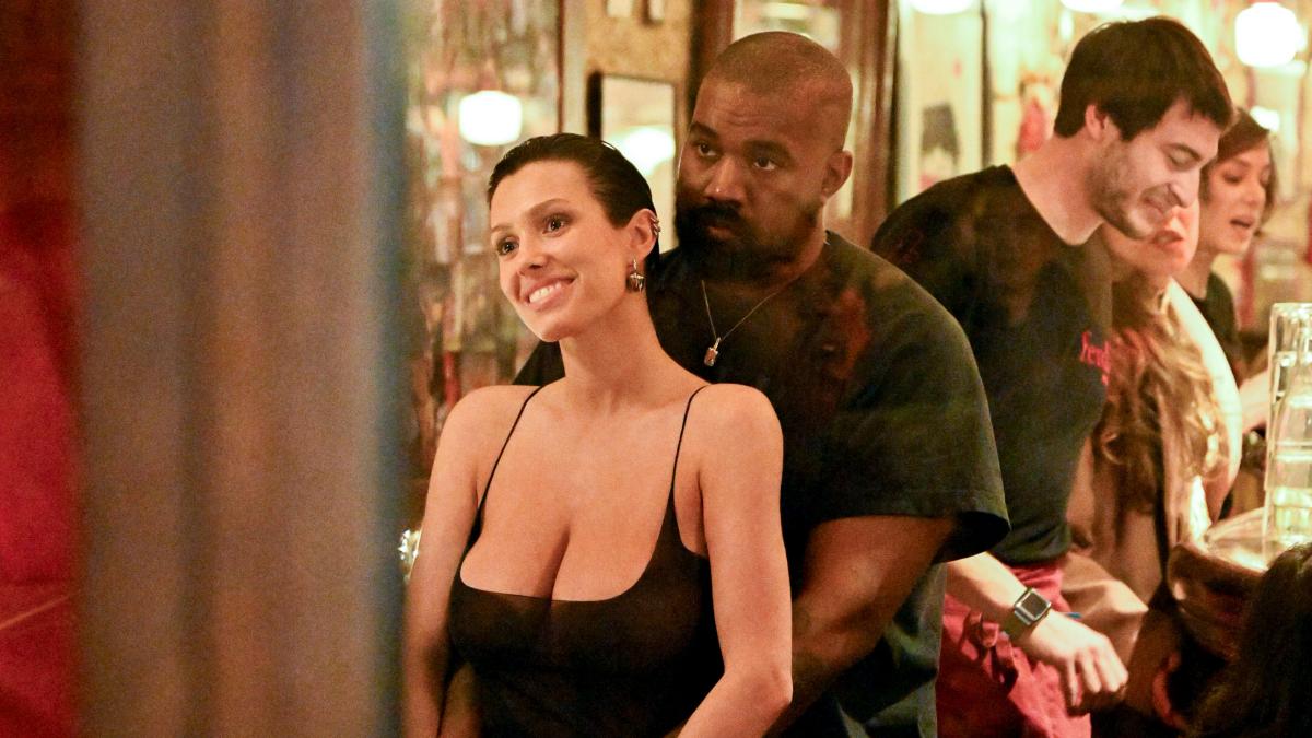 gestul scandalos facut de bianca censori cum a reactionat sotia lui kanye west cand s a intalnit cu paparazzi
