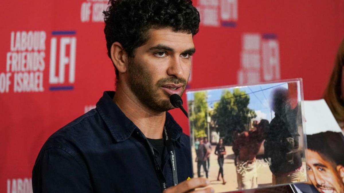 hamas a publicat doua clipuri socante cu un ostatic israelian tanarul e extrem de slab si e fortat sa si sape propria groapa