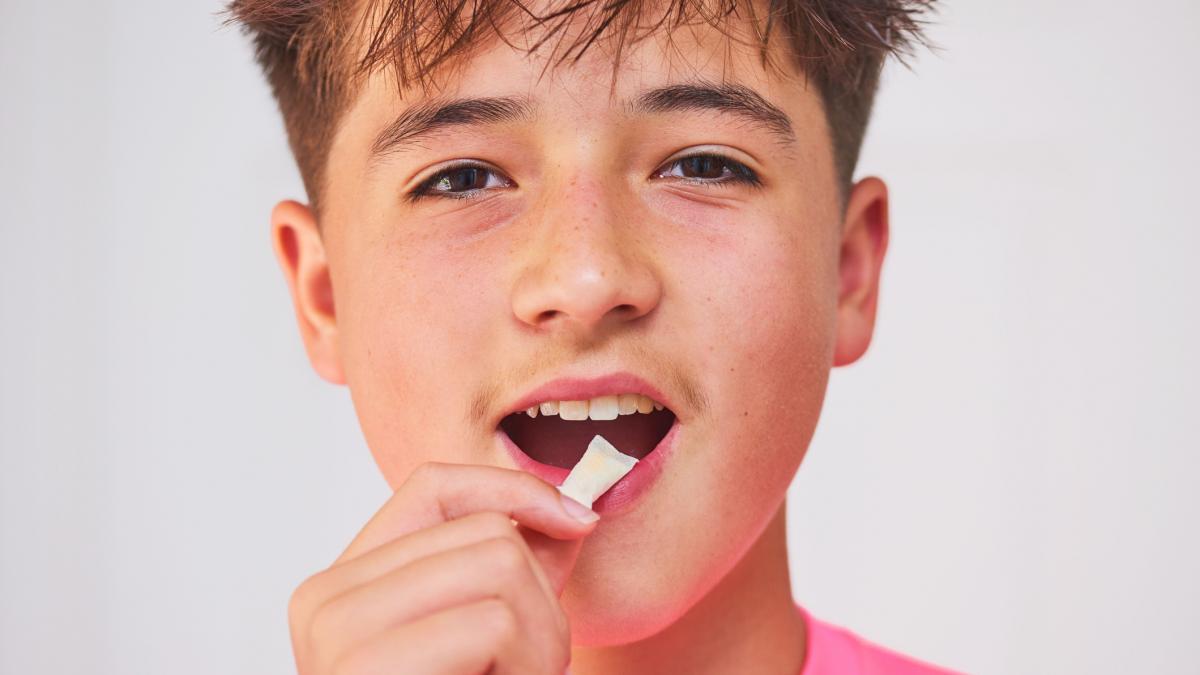 o noua moda periculoasa printre adolescenti pliculetele care promit energie rapida dar ascund riscuri serioase pentru sanatate