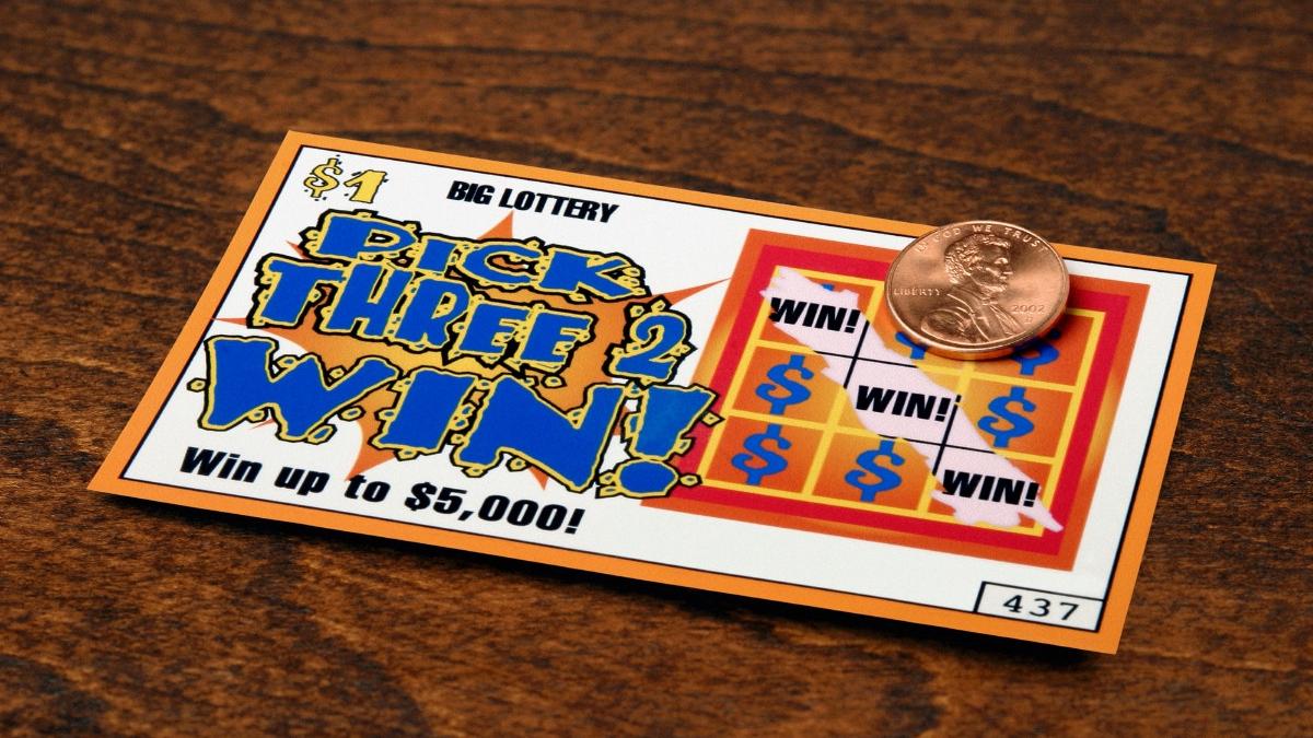 un barbat din sua nu a avut cu cine sa ia pranzul la munca asa ca si a cumparat un loz razuibil si a castigat voiam sa mi ocup timpul