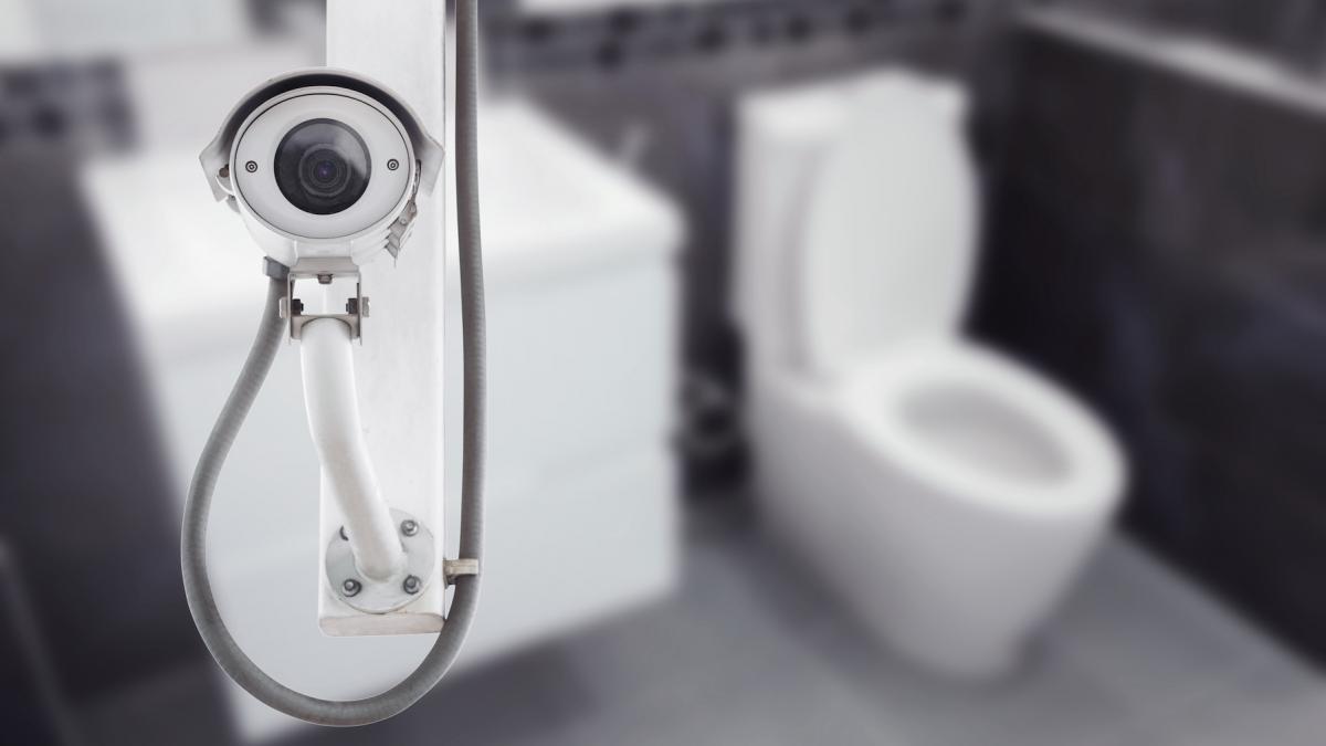 un doctor a fost arestat dupa ce si a filmat colegii in toaleta si dus timp de patru ani