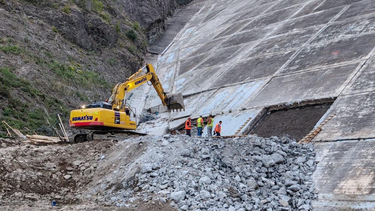 cum arata barajul lui ceausescu din anii 70 golit si reabilitat la barajul lesu din valea iadului se lucreaza zi si noapte