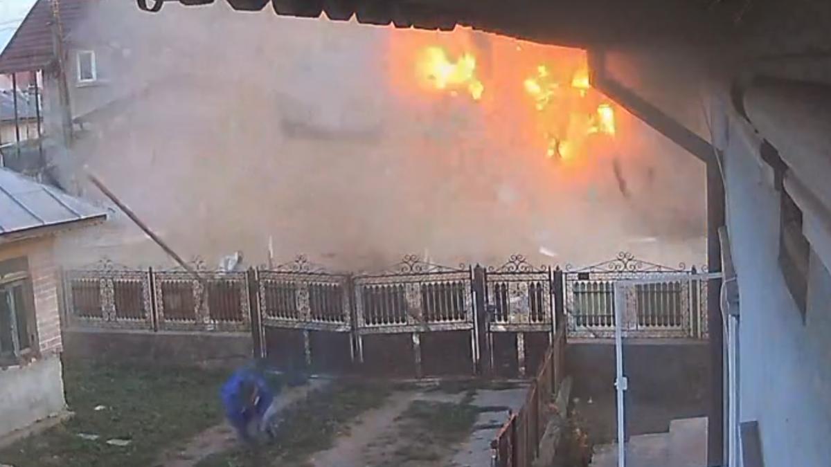 explozie puternica la un magazin din mogosani momentul deflagratiei a fost surprins de camerele de supraveghere