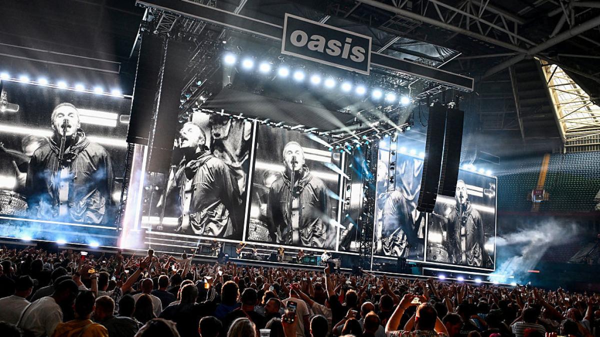 tragedie la un concert al trupei oasis un fan a cazut pe stadionul wembley din londra si a murit