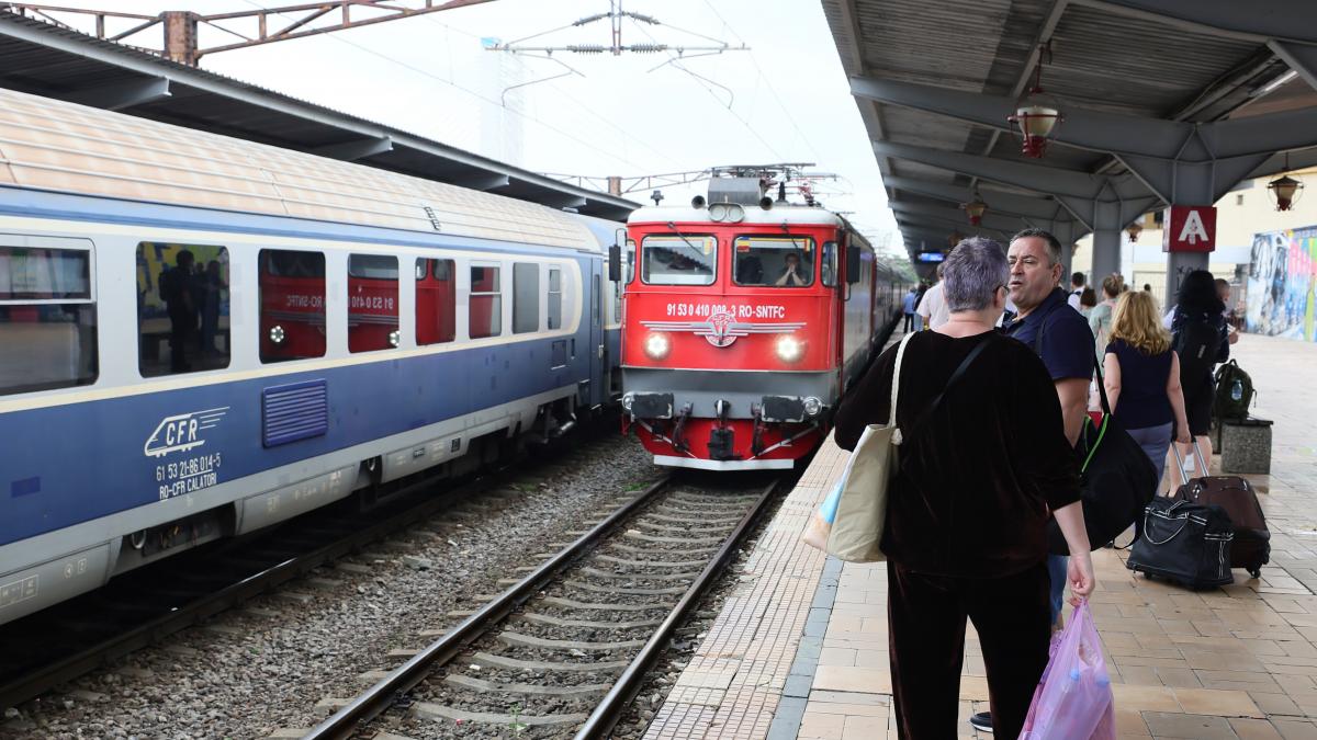 un tren de calatori a luat foc intr o gara din judetul prahova speriati pasagerii s au autoevacuat
