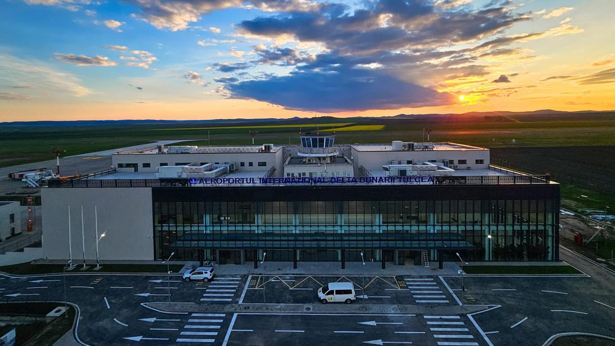 aeroportul din romania cu 7 calatori pe luna face angajari ce salarii incaseaza lunar cele 63 de persoane care lucreaza deja acolo