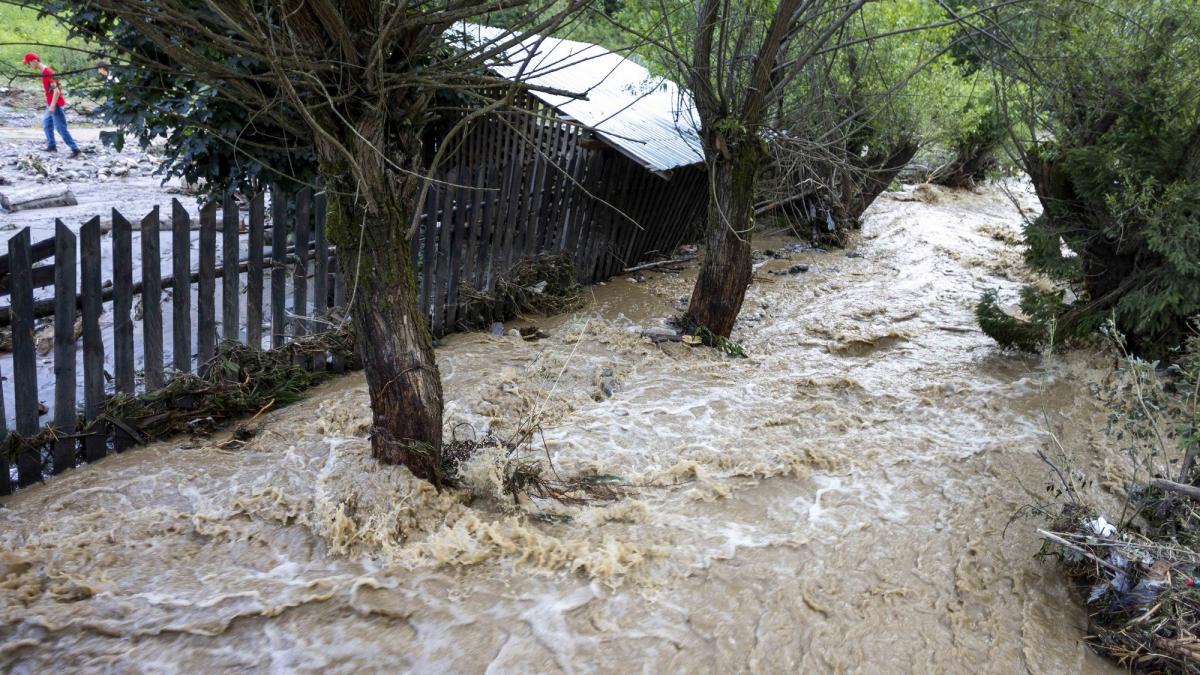 cod portocaliu de inundatii pe rauri din doua judete
