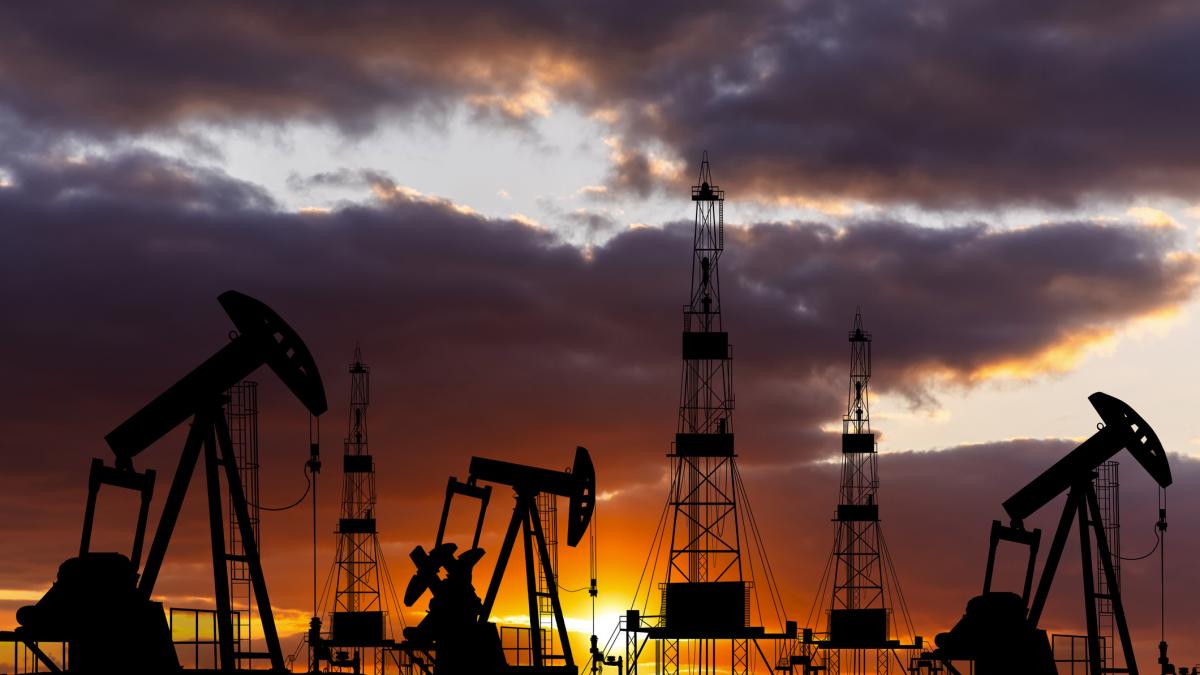 pretul petrolului continua sa scada dupa ce opec a decis sa mareasca din nou productia