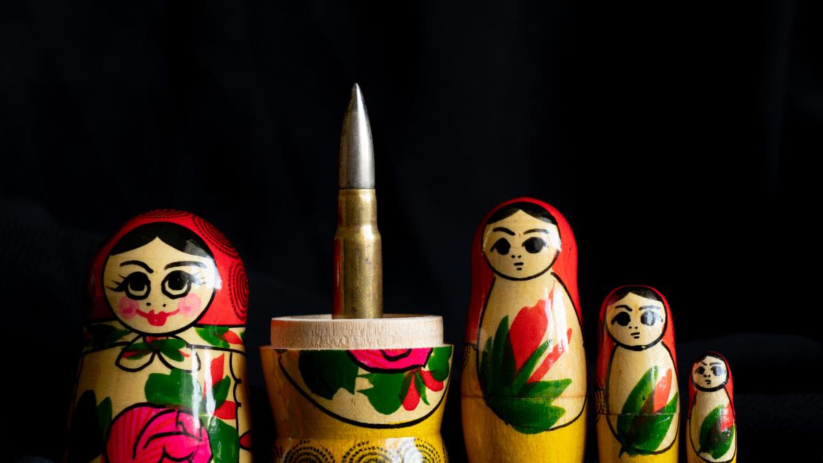 rusia si reteaua sa matrioska au ca tinta votantii din diaspora la alegerile moldovene moscova incearca sa i opreasca din a vota