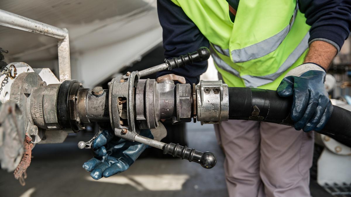 statul scoate din stocurile de urgenta 120 de mii de tone de titei si motorina dupa ce omv petrom a primit titei contaminat cu cloruri