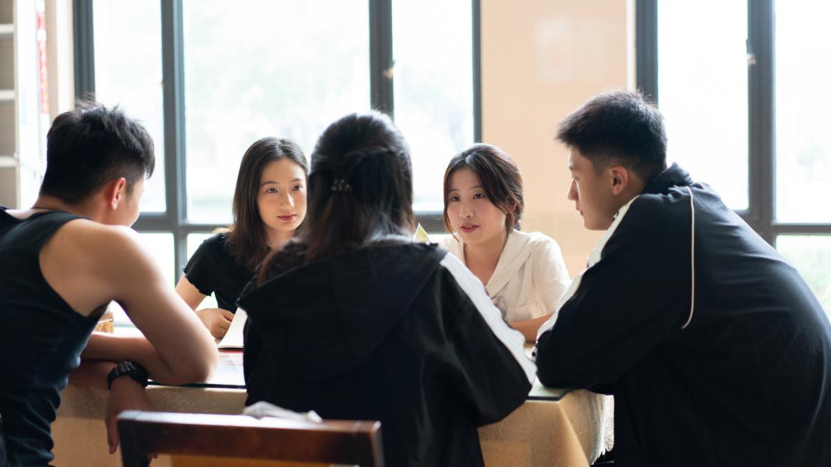 studentii chinezi de la universitatile din marea britanie sunt pusi sa si spioneze colegii ce vrea sa afle guvernul de la beijing