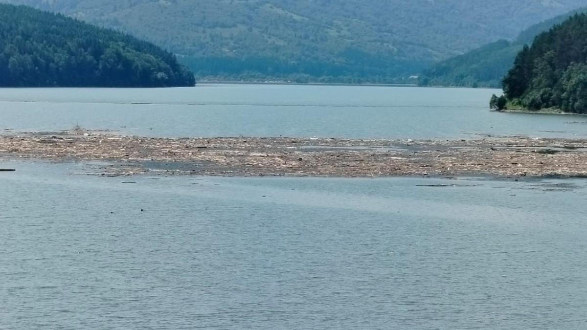 autoritatile din neamt amplaseaza baraje mai mici pe raul bistrita ca sa colecteze deseurile aduse de viituri frigidere acoperisuri