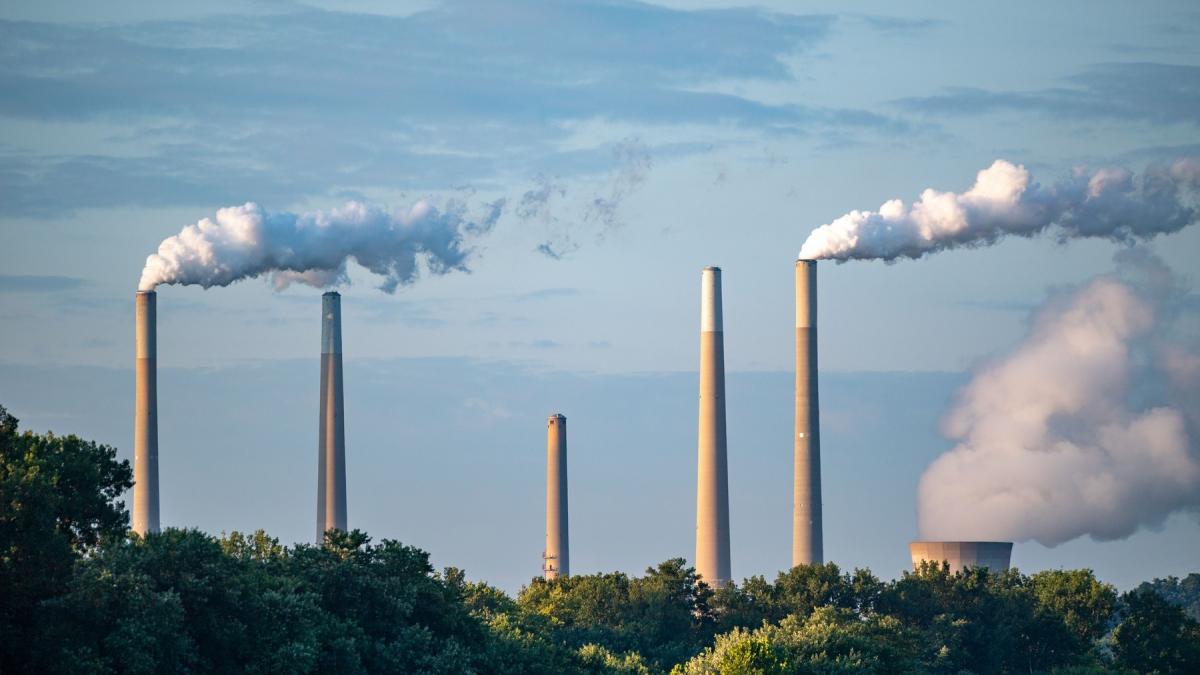 batranele centrale pe carbune si gaz ale europei se transforma in centre de date ai amazon si microsoft se bat pe ele