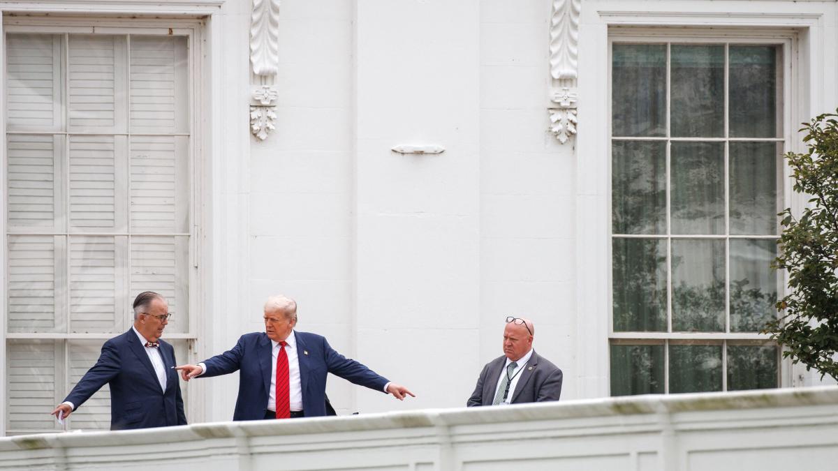 donald trump s a urcat pe acoperisul uneia dintre cladirile casei albe si a glumit ca va instala acolo rachet nucleare