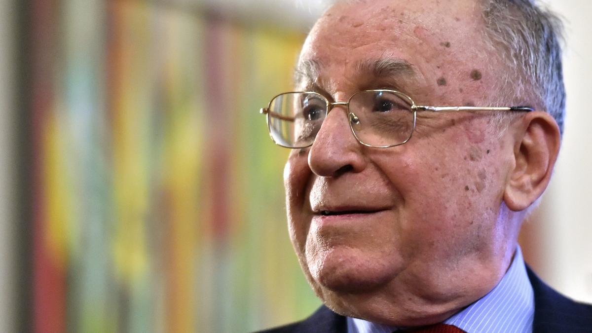fostul presedinte ion iliescu a murit la spitalul sri din bucuresti